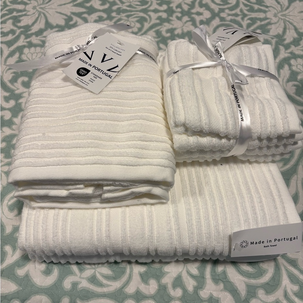 Luxurious White Bath Towels